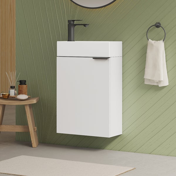 Moderner Waschtischunterschrank mit Waschbecken und Armatur an einer strukturierten Wand in einem Badezimmer.