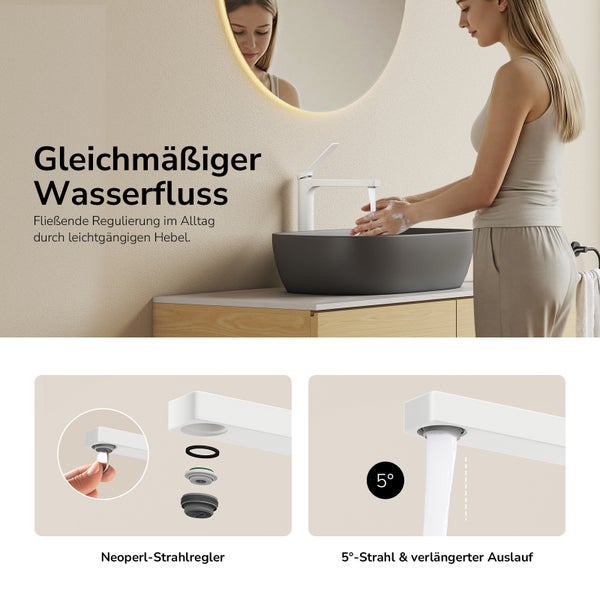 Eine Frau wäscht sich die Hände an einer Waschtischarmatur mit Neoperl Strahlregler und fünf Grad Neigung für einen gleichmäßigen Wasserfluss.