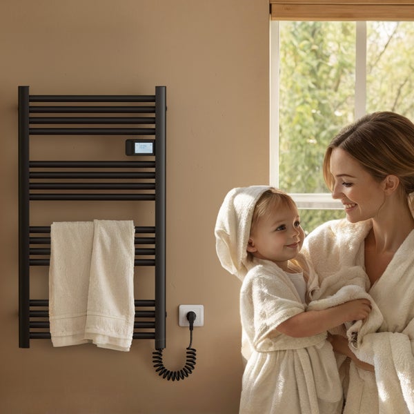 Elektrischer Handtuchwärmer mit Handtuch im Badezimmer mit Mutter und Kind