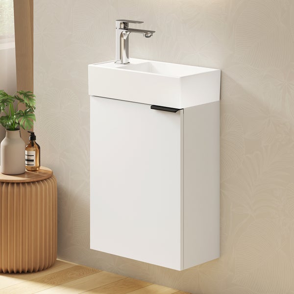 Badezimmer mit Waschbeckenunterschrank, Armatur und Beistelltisch