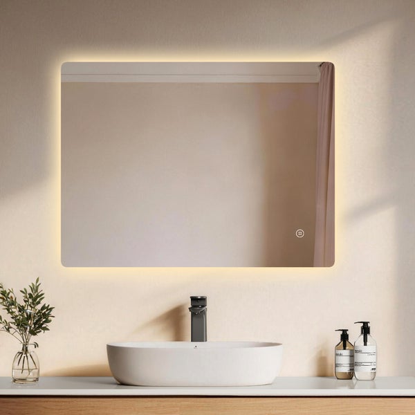 Rechteckiger Badezimmerspiegel mit abgerundeten Ecken und LED-Hintergrundbeleuchtung über einem weißen Aufsatzwaschbecken im modernen Badezimmer.