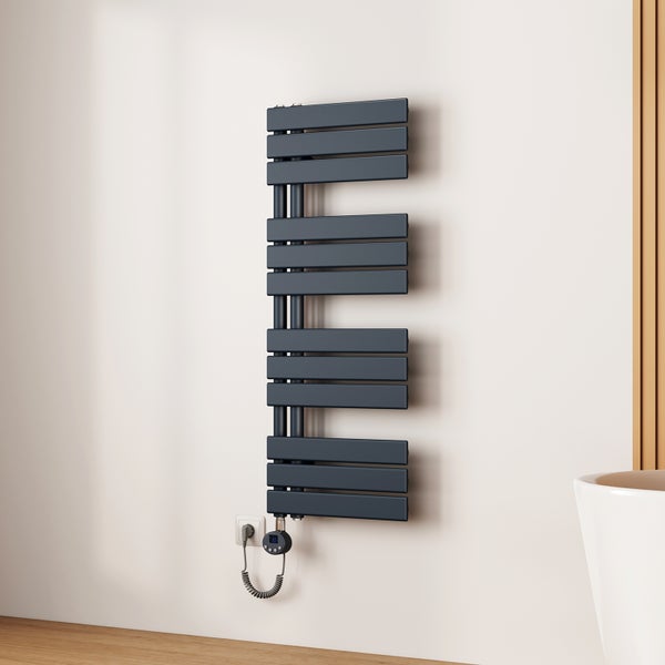 Elektrischer Handtuchwärmer mit horizontalen Heizstäben an der Wand montiert.