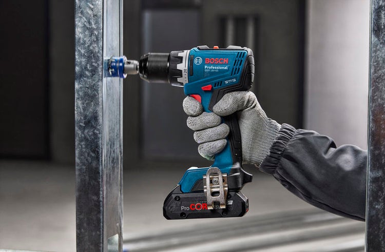 Akkuschrauber beim Bohren in ein Metallprofil