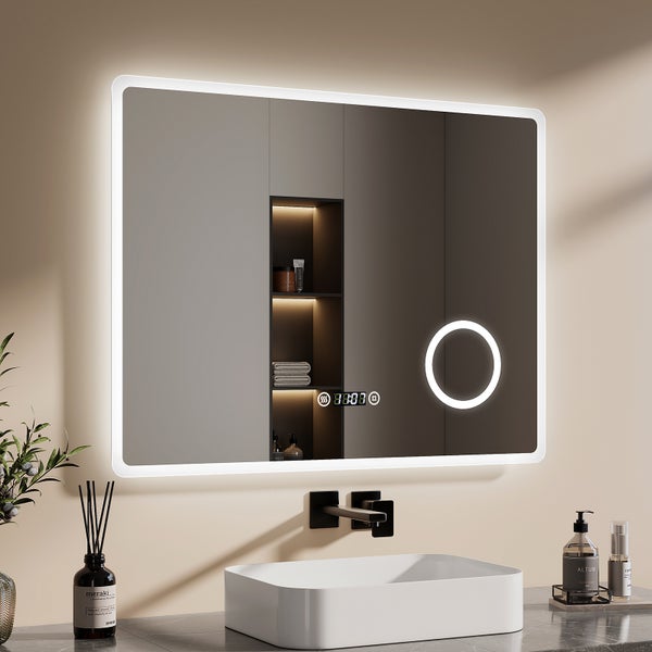 Moderner rechteckiger Badezimmerspiegel mit LED Beleuchtung und integriertem Regal sowie digitaler Uhranzeige über einem Waschbecken.