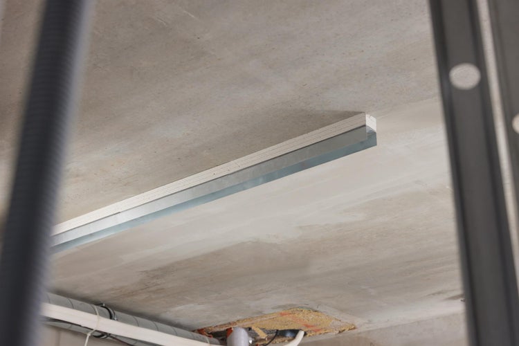 Deckeninstallation mit Gipskartonplatte und Metallprofil