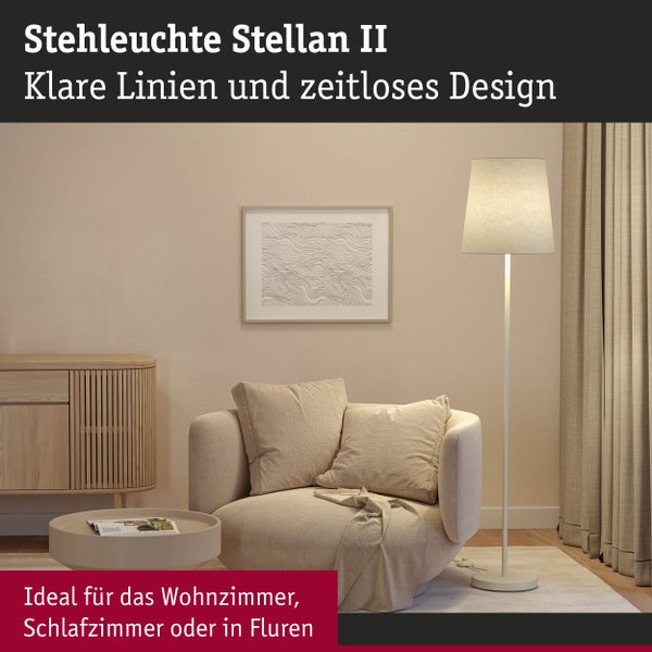 Wohnzimmer mit Stehlampe, Sessel und Kommode