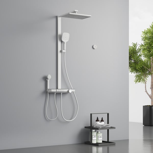 Duschsystem mit Kopfbrause, Handbrause und Thermostatarmatur an einer grauen Wand