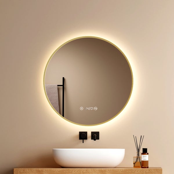 Runder LED Badezimmerspiegel mit integrierter Uhr und indirekter Beleuchtung über einem Waschbecken mit Armatur auf einem Holzwaschtisch.