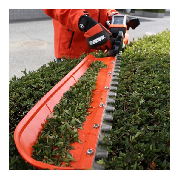 Person schneidet Hecke mit Heckenschere von Echo.