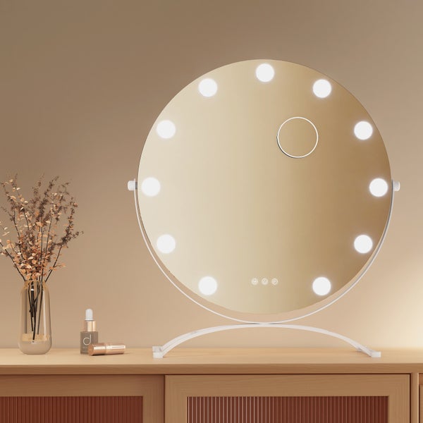 Runder Kosmetikspiegel mit Beleuchtung auf einem Schminktisch