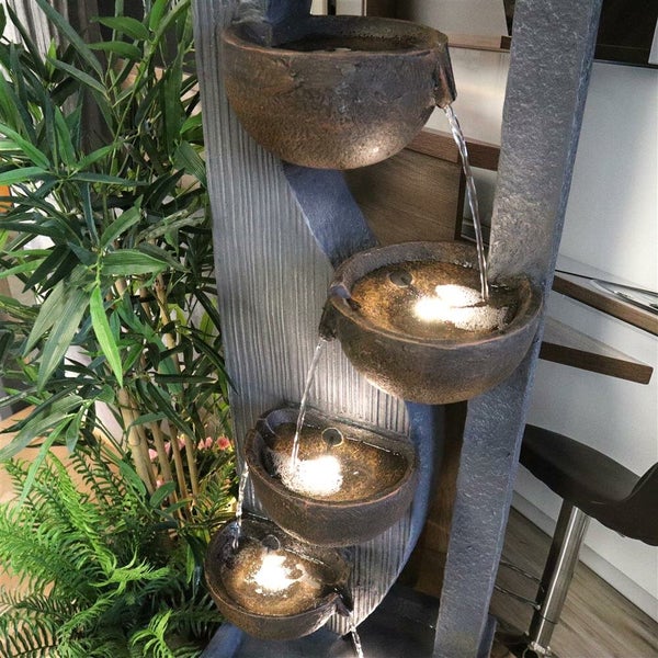 Dekorativer Zimmerbrunnen mit Kaskaden und Beleuchtung