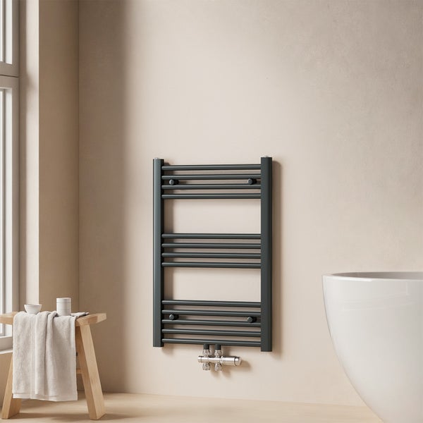 Wandmontierter, grauer Handtuchwärmer im Badezimmer