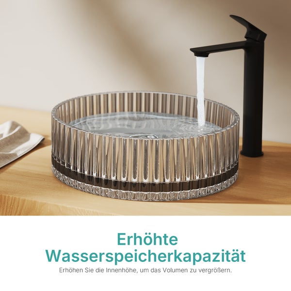 Rundes Waschbecken mit gerilltem Glasdesign und Wasserhahn