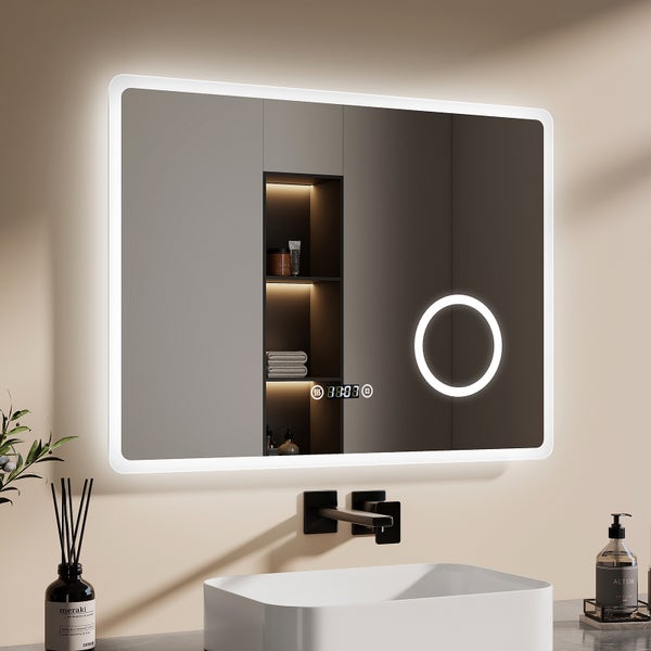 Rechteckiger Badezimmerspiegel mit LED-Rahmenbeleuchtung, integrierter Digitaluhr, beleuchtetem Kosmetikspiegel und Antibeschlag-Funktion.