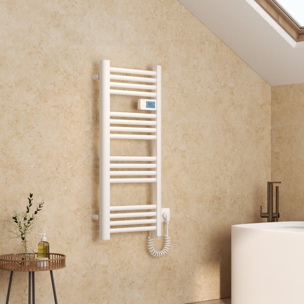 Badezimmer mit beheiztem Handtuchhalter, Badewanne und Beistelltisch