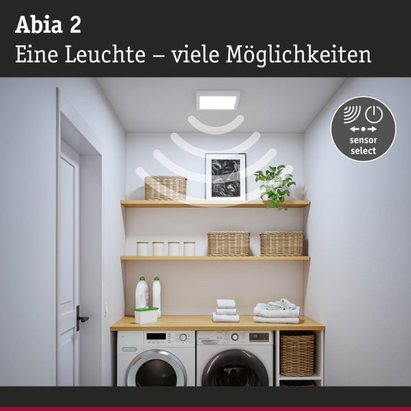 Wäschezimmer mit Regalen, Waschmaschine und einer Abia 2 Lampe mit Bewegungssensor
