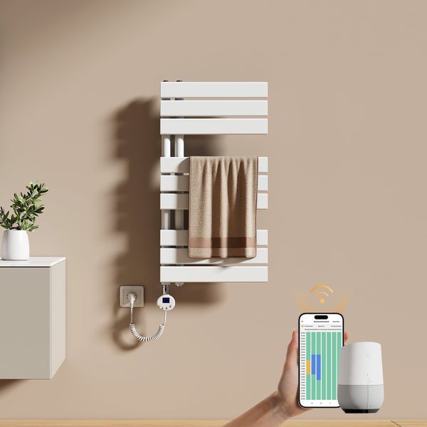 Helles Badezimmer mit asymmetrischem elektrischem Handtuchheizkörper mit flachen Lamellen, steuerbar über Smartphone-App und Sprachassistent.