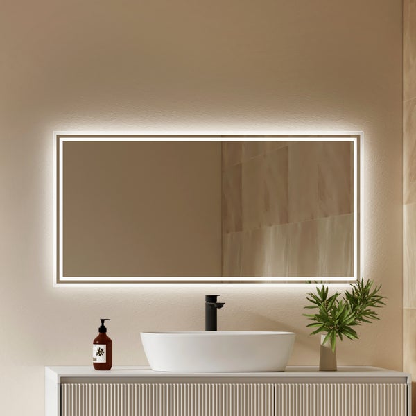 Rechteckiger LED-Badezimmerspiegel mit integriertem Lichtrahmen über weißem Aufsatzwaschbecken und schwarzer Armatur in modernem Badezimmer.