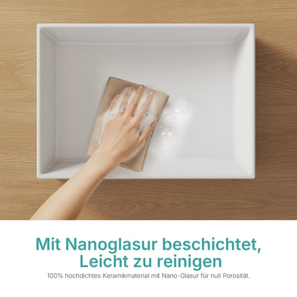 Reinigung eines weißen Keramikwaschbeckens mit einem Tuch