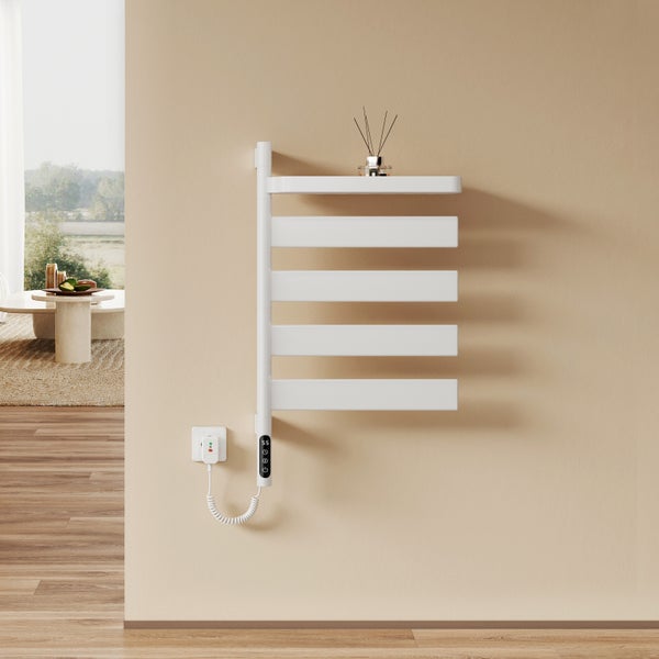 Elektrischer Handtuchheizkörper mit fünf Stäben zur Wandmontage, inklusive digitalem Thermostat und Steckdosenanschluss in einem modernen Raum.
