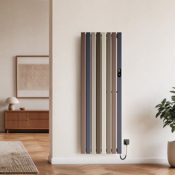 Elektrischer Design-Heizkörper mit vertikalen Lamellen in einer hellen Wohnumgebung mit Holzmöbeln und Pflanze.