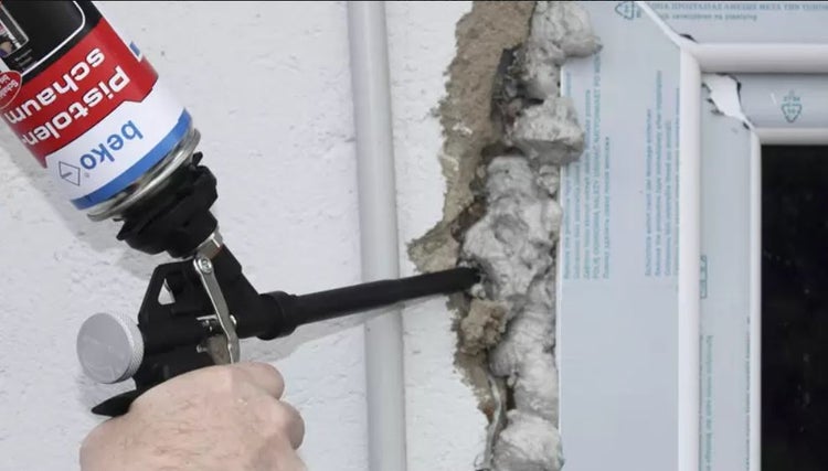 Anwendung von Pistolenschaum zur Fensterabdichtung