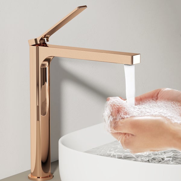 Waschbeckenarmatur mit laufendem Wasser und Händen