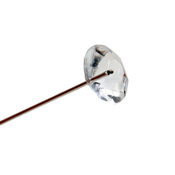 Dekonadel mit facettiertem Diamantkopf aus Kunststoff auf einem Metallstift.
