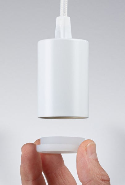 Weiße Lampenfassung mit Textilkabel und einem Ring der eingesetzt wird