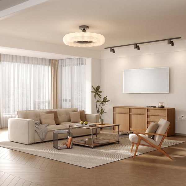Helles, modernes Wohnzimmer mit Sofa, Sessel, Couchtisch und Sideboard aus Holz, ergänzt durch eine strukturierte Deckenleuchte und Schienensystem.