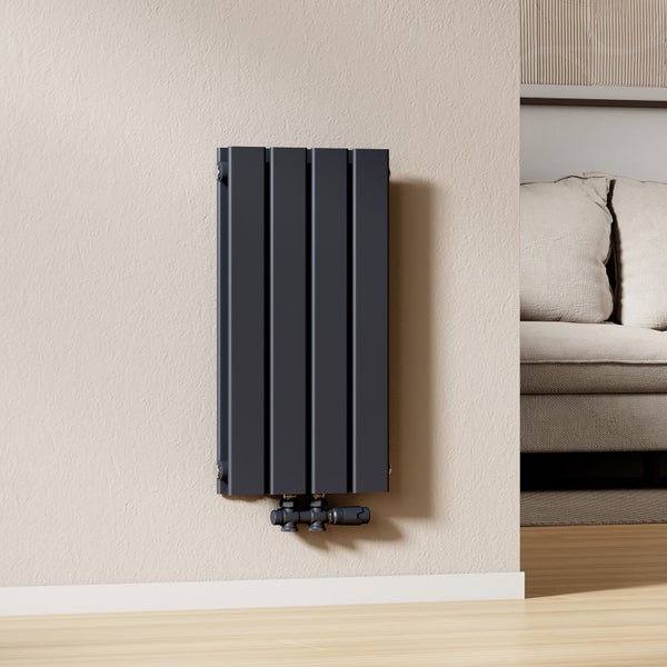 Vertikaler Heizkörper an der Wand montiert