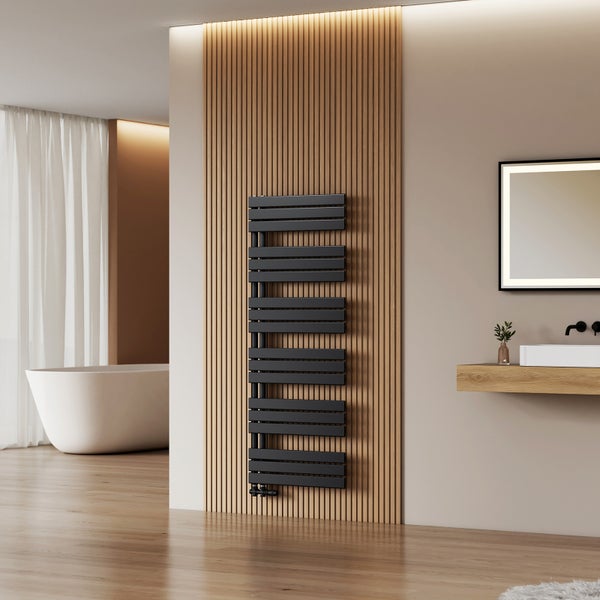 Modernes Badezimmer mit schwarzem Handtuchwärmer an einer Holzwand