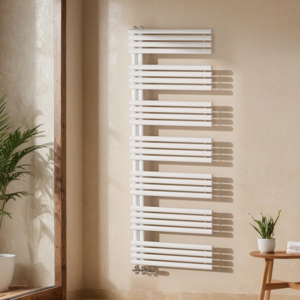 Ein Badezimmer mit einem weißen Handtuchwärmer an der Wand