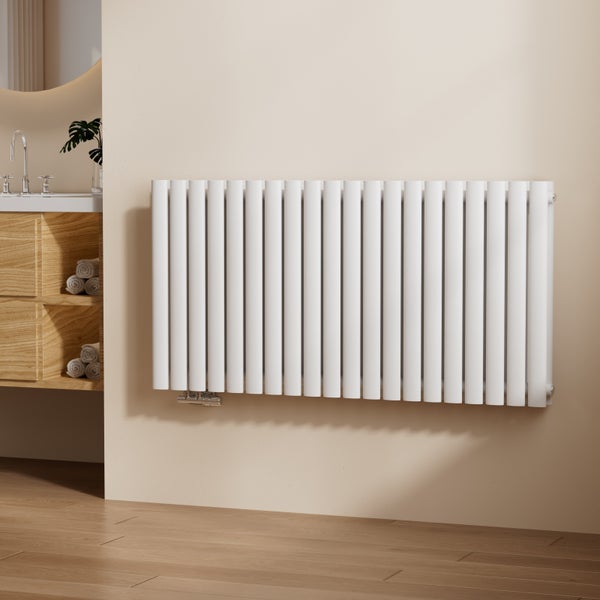 Weißer Heizkörper an der Wand im Badezimmer