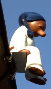 Dachrinnenfigur Sandmännchen sitzend aus Keramik