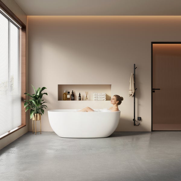 Badezimmer mit freistehender Badewanne, Pflanze und Handtuchwärmer