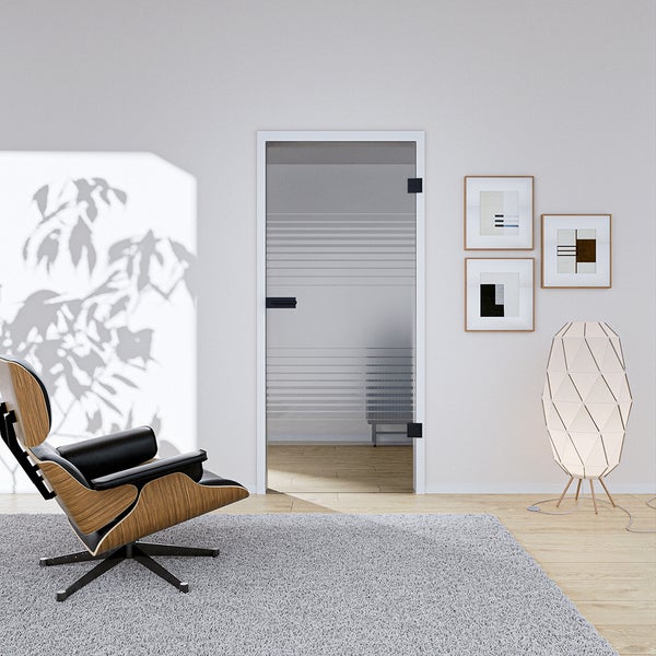 Ganzglastür mit horizontalen satinierten Streifen und schwarzen Beschlägen in einem hellen, modernen Wohnzimmer mit Design-Sessel und Teppich.