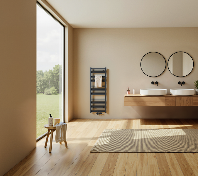 Modernes Badezimmer mit Handtuchwärmer, Waschtisch mit zwei Waschbecken und großem Fenster