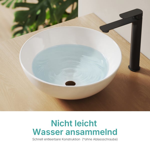 Keramik Aufsatzwaschbecken mit Wasser und schwarzer Armatur auf einem Holztisch