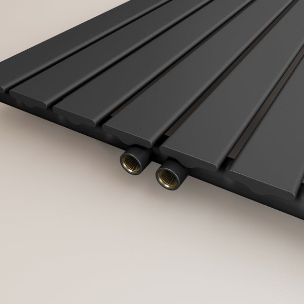 Detailansicht eines schwarzen Heizkörpers mit Anschlussstücken