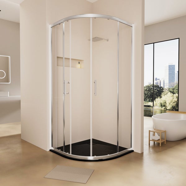 Elegantes Badezimmer mit Duschkabine, Badewanne und großem Fenster