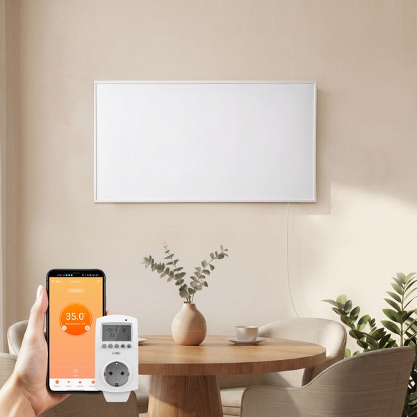 Infrarotheizung an einer Wohnzimmerwand, gesteuert über eine Smartphone App und einen Steckdosenthermostat.
