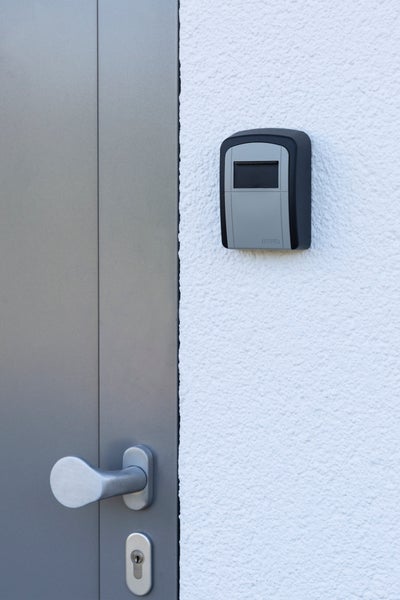 ABUS Schlüsseldepot zur Wandmontage neben einer Tür montiert.