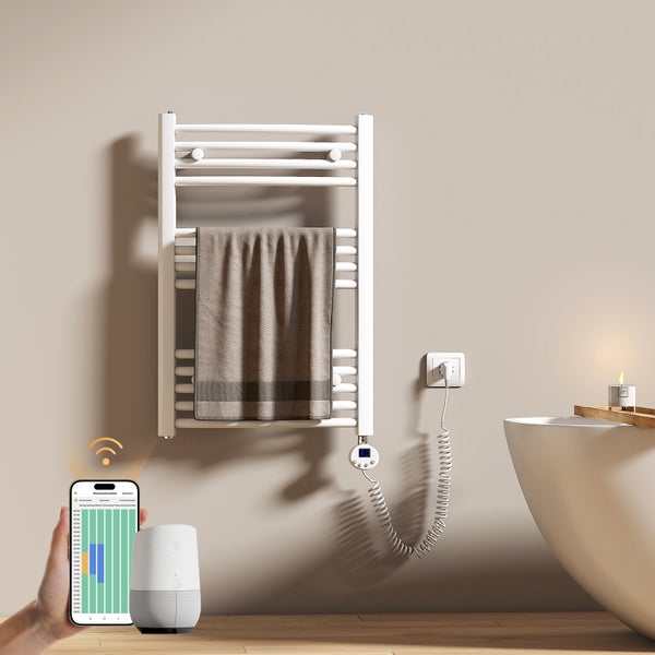 Elektrischer Handtuchheizkörper mit Smart Home Steuerung über Smartphone und Sprachassistent in modernem Badezimmer mit Handtuch.