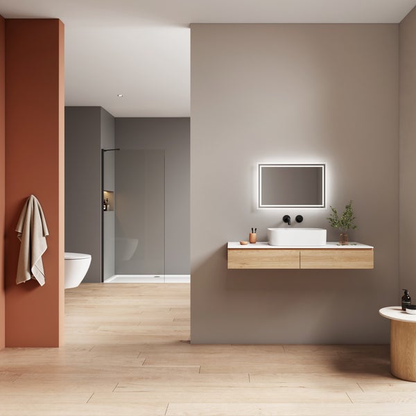 Modernes Badezimmer mit holzfarbenem Waschtisch, Aufsatzwaschbecken, beleuchtetem Spiegel und offener Duschkabine in einem geräumigen Ambiente.