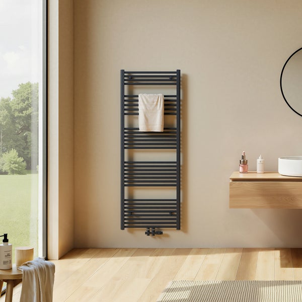 Badezimmer-Szene mit einem schwarzen Handtuchwärmer an der Wand
