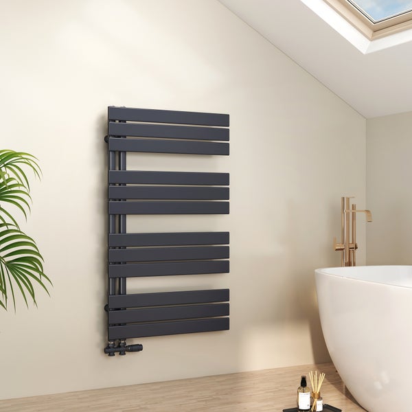 Moderner anthrazitfarbener Badheizkörper mit horizontalen Paneelen an einer hellen Wand neben einer freistehenden Badewanne und goldener Armatur.