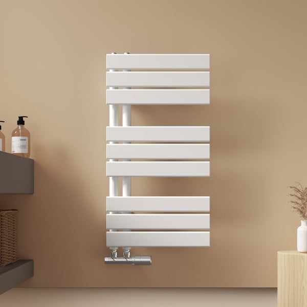 Weißer Badheizkörper mit horizontalen Heizkörperrohren.