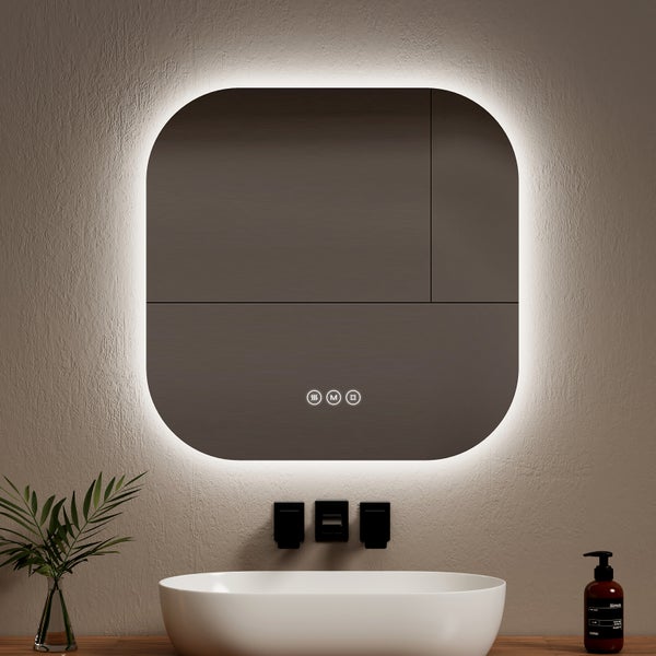 Moderner Badezimmerspiegel mit abgerundeten Ecken, LED-Hintergrundbeleuchtung und Touch-Sensoren über weißem Waschbecken mit schwarzen Armaturen.