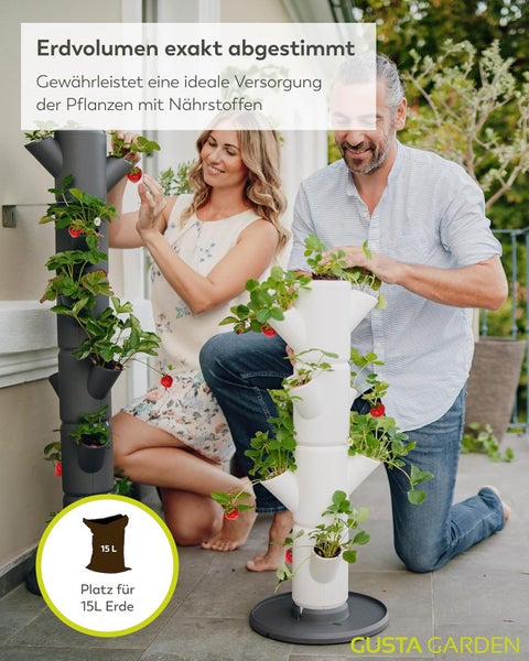Ein Paar bepflanzt vertikale Erdbeer-Pflanztürme auf einer Terrasse. Die Türme bieten Platz für 15 Liter Erde. Gusta Garden Logo.